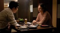 Tokyo Vice – Jake (Ansel Elgort, re.) versucht über den Star-Ermittler der Tokyoter Polizei Miyamoto (Hideraki Ito) Informationen zu erhalten.