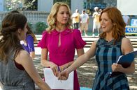 Pitch Perfect 2 – Aubrey (Anna Camp, M.) und Chloe (Brittany Snow, r.) suchen nach neuen Mitgliedern für ihre A-cappella-Gruppe "The Barden Bellas", aber ist Beca (Anna Kendrick, l.) wirklich die Richtige?
