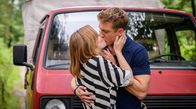 Sturm der Liebe – Vincent (Martin Walde, r.) und Katja (Isabell Stern, l.) können sich ihrer erotischen Anziehung nicht verwehren.
