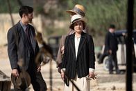 Agatha und der Fluch von Ischtar – Max Mallowan (li., Jonah Hauer-King) und Agatha Christie (re., Lyndsey Marshal).