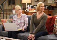 Mom – Christy (Anna Faris, l.); Jill (Jaime Pressly, r.)