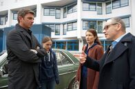 Der Bergdoktor – (v.li.) Hans Sigl (Dr. Martin Gruber), Irina Kurbanova (Kira Löffler), Michael Lott (Bernd Löffler), Florentine Lahme (Kathrin Köffler).