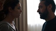 neoriginal: Undercover – Bob Lemmens (Tom Waes) versucht gegenüber seiner Kollegin Kim De Rooij (Anna Drijver) zu verheimlichen, was er in der vergangenen Nacht getan hat.