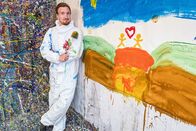 Donnschtig-Jass – Moderator Stefan Büsser bei einem Actionpainting im Rahmen der «Color ta vie»-Challenge
