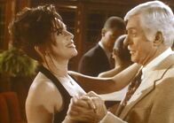 Diagnose: Mord – Mark (Dick Van Dyke, r.) tanzt mit Moriah (Julie Carmen, l.), die er verdächtigt, ein Vampir zu sein.