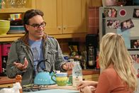 The Big Bang Theory – Leonard (Johnny Galecki, l.) und Penny (Kaley Cuoco, r.) geraten in Streit, weil Penny mit einem Kommilitonen aus dem College gemeinsam lernen möchte ...