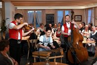Potzmusig – Potzmusig Volkstümliche Wintergrüsse aus Sternenberg Appenzell Ost: An der Geige Damian Neff, am Hackbrett Christa Kölbener und am Kontrabass Martin Fässler Copyright: SRF/eastdesign.ch/Nicolas Senn