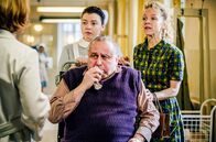 Charité – Auf die Innere Station wird der heftig hustende Bergmann Walter Neumann (Hilmar Eichhorn, im VG) eingeliefert, seine Tochter (Johanna Klante, r.) ist sehr besorgt. Dr. Ella Wendt (Nina Gummich, l.) und Lernschwester Petra (Amber Marie Bongard, 2.v.l.) kümmern sich um den Patienten.