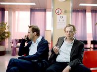 Aufschneider – Die Erzfeinde Böck (Oliver Baier, li.) und Fuhrmann (Josef Hader, re.) gönnen sich nichts. Die Sorge um Karin, die schwangere Freundin von Böck und ausgerechnet Fuhrmanns Ex-Frau, lässt sie jedoch für einen kurzen Augenblick ihr Kriegsbeil begraben.