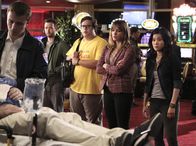 Scorpion – Sind entsetzt über die unerwarteten Ereignisse: Toby (Eddie Kaye Thomas, 2.v.l.), Sylvester (Ari Stidham, M.), Paige (Katharine McPhee, 2.v.r.) und Happy (Jadyn Wong, r.) ...
