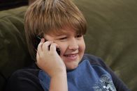 Two and a Half Men – Wenn Jake (Angus T. Jones) mit seiner Freundin telefoniert, beachtet er keinen Menschen in seiner Umgebung ...