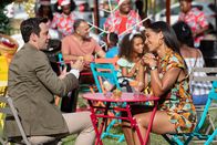 Death in Paradise – Neville (Ralf Little) und Florence (Joséphine Jobert) genießen die kommende Weihnachtszeit auf ihre eigene Art. Im Sonnenschein der Karibik hat Neville Florence jedoch ein Geständnis zu machen.