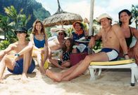 O Palmenbaum – SWR Fernsehen O PALMENBAUM Uhr. v. li. n. re.: Gregor (Thomas Beyrhofer), Kati (Martina Gedeck), Joe (Erwin Steinhauer), Sissi (Mariela Hahn), Omama (Inge Konradi), Jonas (Gregor Bloeb) und Luiserl (Mona Seefried)