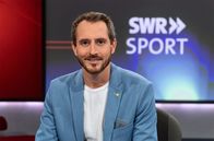 SWR Sport – Moderator im Studio der Sendung SWR Sport, sonntags ab 21:45 Uhr im SWR Fernsehen in Rheinland-Pfalz.