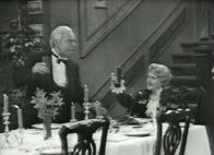 Dinner for One – Cheers: Freddie Frinton als Butler James, May Warden als Miss Sophie.