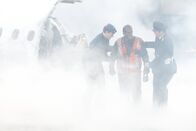 Mayday - Alarm im Cockpit – Feuerwehrleute löschten das Feuer des brennenden Flugzeugs nach dem Unfall.
