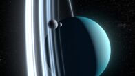 Strip the Cosmos - Im Innersten des Universums – Uranus, der siebte Planet, umkreist die Sonne auf einer stark geneigten Achse. Seine Ringe und Monde bewegen sich im Verhältnis zur Sonne und den anderen Planeten senkrecht um den Eisriesen.