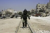 Tödliches Kommando - The Hurt Locker – Es scheint, als sei der Krieg im Irak endlos. Jeder Soldat schwebt permanent in Lebensgefahr. Ein besonderes Risiko gehen die Elite-Spezialisten eines US-amerikanischen Bombenräumkommandos ein.