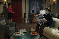 Two and a Half Men – Charlie begegnet zufällig seiner Stalkerin Rose (Melanie Lynskey, l.), die ihm vor einiger Zeit weisgemacht hat, dass sie geheiratet habe. In seiner Neugier versucht er, einen Blick auf Manfred zu erhaschen und klettert heimlich auf Rose' Terrasse. Rose erwischt ihn und stellt ihn zur Rede. Rose' Plan, Charlie eifersüchtig zu machen, scheint aufzugehen ...