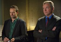 Elementary – Versuchen, einen neuen Fall zu lösen: Holmes (Jonny Lee Miller, l.) und Gregson (Aidan Quinn, r.) ...