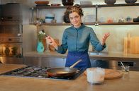Zu Tisch mit Lucie - Kitchen Hacks – Lucie ist bereit für ihren ersten Pfannkuchen aus Linsenteig.