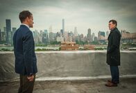 Elementary – Als sein entfremdeter, aber äußerst mächtiger Vater, Morland Holmes (John Noble, r.), von Sherlocks (Jonny Lee Miller, l.) Rückfall erfährt, setzt er alles in Bewegung, um die Anschuldigungen gegen seinen Sohn zu entkräftigen ...