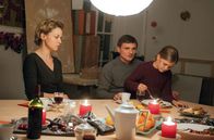 Weissensee – Martin (Florian Lukas, M.) und Katja (Lisa Wagner, l.) sind der Einladung der Simkows gefolgt. Martin ist gerührt von Annas (Hedda Erlebach, r.) Vertrauen.