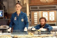 Bones - Die Knochenjägerin – L-R Brennan (Emily Deschanel) und Hodgins (T.J. Thyne)