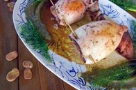 Zu Tisch ... – Für den Gefüllten Tintenfisch ("Calamari ripieni") wird der Fisch zuerst mit gehackten Tentakeln, Semmelbröseln, Knoblauch, Olivenöl und Parmesan gefüllt – und danach angebraten.