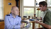 Löwenzahn – Der Polizist Götz Prutz (Prodromos Antoniadis, l.) informiert seinen nichtsahnenden Freund Fritz Fuchs (Guido Hammesfahr, r.), dass er der Hauptverdächtige bei den Diebstählen im Straßenbahndepot ist.