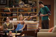 The Big Bang Theory – Penny (Kaley Cuoco, M.) schläft bei Leonard (Johnny Galecki, l.), da ihr Bett wegen ihrer Aktivitäten kaputtgegangen ist. Da Penny jedoch keine Ahnung von Sheldons (Jim Parsons, r.) Tages- und Wochenplänen hat, kommt es zwischen den beiden zu einem gewaltigen Streit ...