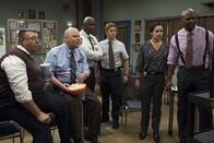 Brooklyn Nine-Nine – (v.l.n.r.) Scully (Joel McKinnon Miller); Hitchcock (Dirk Blocker); Captain Ray Holt (André Braugher); Charles Boyle (Joe Lo Truglio); Amy Santiago (Melissa Fumero); Terry Jeffords (Terry Crews)