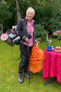 Wohnzimmer-Comedy - Mit Dui do on de Sell – Wanderschuhe, Campingkocher und Wurfzelt: Petra und Doris wollen auf den Jakobsweg. Doris (Doris Reichenauer) steht schon mal parat.