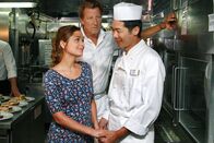 Das Traumschiff – Nadja (Sarah Alles, l.) und Kim (Yung Ngo, r.) haben große gemeinsame Pläne. Doch der Food & Beverage-Manager Marco Reuter (Michael von Au, M.) macht ihnen das Leben an Bord schwer.