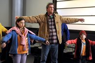 The Middle – Der gewonnene Flug nach New York wird für Mike (Neil Flynn, M.), Sue (Eden Sher, l.) und Brick (Atticus Shaffer, r.) zum richtigen Event ...