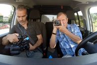 Reporter – Privatdetektiv Hans Ruch (r.) lässt sich bei seinen Fällen vom Sohn begleiten.