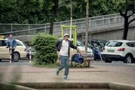 neoriginal: Blockbustaz – Sol (Eko Fresh, r.) flieht vor der Taxifahrerin (Katy Karrenbauer, l.) .