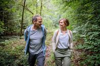 Sturm der Liebe – Katja (Isabell Stern, r.) erkennt glücklich, dass Markus (Timo Ben Schöfer, l.) ihr nachgegangen ist.