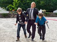 Tiere bis unters Dach – Der Chauffeur (Thomas Arnold) hat die Kinder vor dem Tor der reichen Frau von Werther aufgegriffen.