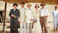 Sketch History – Der Archäologe Howard Carter (Carsten Strauch, 3.v.l.) und seine Geldgeberin (Judith Richter, 2.v.r.) erwarten mit Spannung die Öffnung des Sarkophags. Sie sind umgeben von Journalisten (Alexander Schubert, l., Holger Stockhaus, 2.v.l. und Max Giermann, r.).