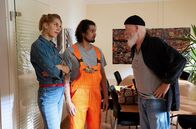 Rentnercops – Batyr (Mehdi Salim, 2.v.l.) streitet weiterhin seine Tatbeteiligung ab (mit Bettine Langehein, l. und Bill Mockridge, r.).