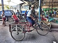 Verrückt nach Meer – Ein Fahrradfahrer auf einem Markt in Yangon, Myanmar.