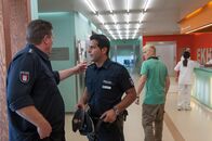 Notruf Hafenkante – Hans (Bruno F. Apitz, l.), der mit Tarik (Serhat Cokgezen, M.) im Elbkrankenhaus ermittelt, erkennt dort den Handtaschenräuber (Julius Nitschkoff, r.) wieder.