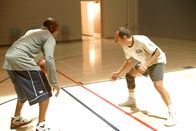 Dr. House – Dr. Chris Taub (Peter Jacobson, r.) hat Dr. Eric Foreman (Omar Epps) zu einem Basketball-Spiel herausgefordert.