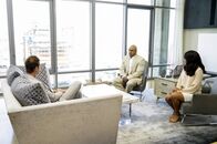 Navy CIS: L.A. – In der schicken Hochhaus-Wohnung, die sie sich für seine Undercovermission gemietet haben, treffen sich Sam (LL COOL J, l.) in seinem Finanziersoutfit und Undercover-Agentin DeChamps (Marsha Thomason, r.) für einen möglichen Deal mit einem Mitglied der Fälscherbande, der Sam auf Herz und Nieren prüft ...