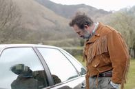 Monsieur Killerstyle – Georges (Jean Dujardin) ist überzeugt, dass er mit seiner teuren Wildlederjacke einen „verrückten Stil“ hat: Jede Gelegenheit ist gut, um sich selbst zu bewundern.