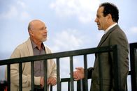 Monk – Dr. Bell (Hector Elizondo, li.) will versuchen, Monk (Tony Shalbhoub) die Angst vor geschlossenen Räumen zu nehmen, damit dieser auf einem U-Boot ermitteln kann. Doch Monks schlimmste Alpträume werden wahr, als sich das U-Boot auf Tauchstation begibt.