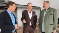 Die Rosenheim-Cops – Paul Eckert (Thorsten Nindel, M.) erzählt den Kommissaren Hofer (Joseph Hannesschläger, r.) und Bach (Patrick Kalupa, l.), wie die geschäftliche Zusammenarbeit mit dem Ermordeten war.