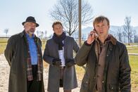 Die Rosenheim-Cops – Im Rahmen der Ermittlungen befragen die Kommissare Stadler (Dieter Fischer, l.) und Hansen (Igor Jeftić, M.) den Sohn des Opfers, Valentin Hellwig (Konstantin Frolov, r.).