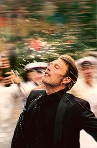 Der Rausch – Kinoplakat - Martin (Mads Mikkelsen) liebt den Rausch.